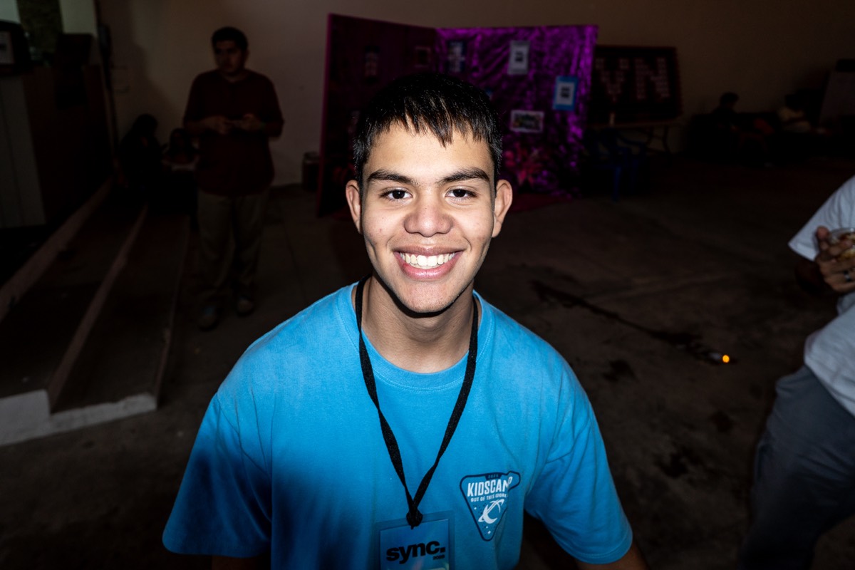 Joven sonriendo en SYNC