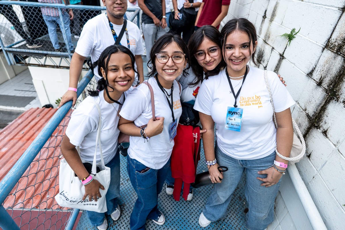 Grupo de amigas en SYNC